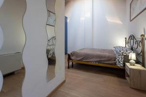 Katil atau katil-katil dalam bilik di Dante's SkyLoft - Appartamento loft Novara STAZIONE