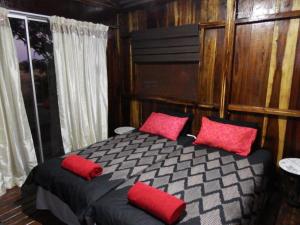 Ein Bett oder Betten in einem Zimmer der Unterkunft Mukuku Rest Camp