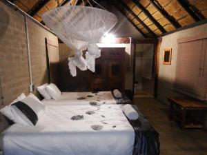 Ein Bett oder Betten in einem Zimmer der Unterkunft Mukuku Rest Camp
