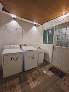 a bathroom with two washing machines and a sink at Casa Real San Marcos B en Privada Zona Norte in Irapuato
