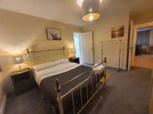 ein Schlafzimmer mit einem großen Bett in einem Zimmer in der Unterkunft Modern 2BR Chester Flat in Chester
