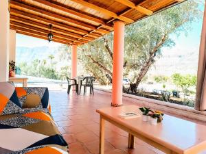 un soggiorno con divano e tavolo di Gran Canaria agroRural a Santa Lucía