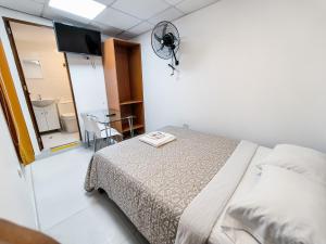 - une chambre avec un lit et un ventilateur dans l'établissement SANTA VICTORIA HOUSE, à Chiclayo