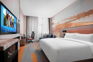 Televizors / izklaižu centrs naktsmītnē Hilton Hotel by Hampton Wuhan Zhongnan Street Branch