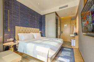 Postel nebo postele na pokoji v ubytování Lux Cabins Hotel Shenzhen