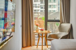 Habitación con mesa, silla y ventana en Lux Cabins Hotel Shenzhen en Shenzhen