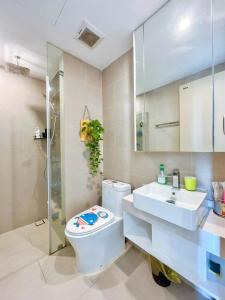 La salle de bains est pourvue de toilettes, d'un lavabo et d'une douche. dans l'établissement The Sóng Vũng Tàu Sunny, à Vung Tau
