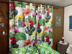 - un rideau fleuri dans le salon dans l'établissement Chambre d'hôtes chez Anouk, à Tevaitoa