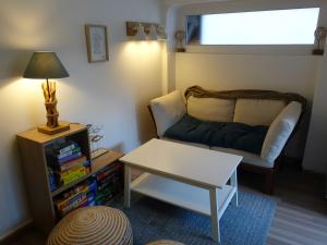 uma sala de estar com um sofá e uma mesa em Maison Cabourg, 4 pièces, 4 personnes - FR-1-487-326 em Cabourg