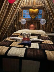 ein Schlafzimmer mit einem Bett in einem Blockhaus in der Unterkunft Bosques del Paico in El Monte