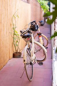 una bicicleta estacionada en una acera junto a una pared en La Casita de Paso de los Andes, Mendoza, en Mendoza