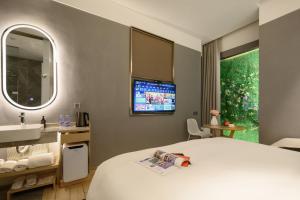 Postel nebo postele na pokoji v ubytování Lux Cabins Hotel Shenzhen
