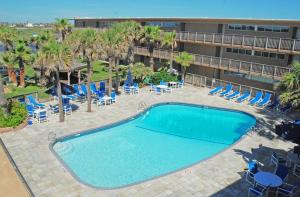einen Blick über den Pool eines Resorts in der Unterkunft Island House Condominiums Unit 113 in Padre Island