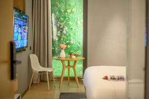 TV a/nebo společenská místnost v ubytování Lux Cabins Hotel Shenzhen