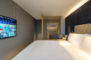 Postel nebo postele na pokoji v ubytování Lux Cabins Hotel Shenzhen