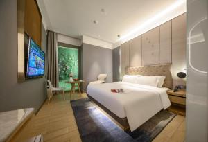 Postel nebo postele na pokoji v ubytování Lux Cabins Hotel Shenzhen