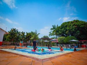 un grupo de personas en una piscina en Hotel campestre las palmas en Villavicencio