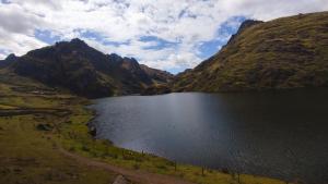 un lac au milieu d'une montagne dans l'établissement HOMESTAY KINSA COCHA, à Pisac