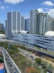 ein großes Gebäude mit einer Autobahn vor einer Stadt in der Unterkunft Hotel101 - Fort in Manila