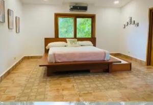 1 dormitorio con cama y ventana en Kudos club en Las Lajas