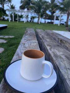 una taza de café sentada en una mesa en Kudos club en Las Lajas