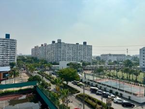 een stad met hoge gebouwen en een straat met auto's bij Condo popular T8 fl.8.2 in Thung Si Kan