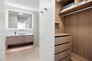 Ένα μπάνιο στο Las Rias, Riverside Luxury Bliss