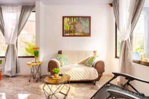 sala de estar con sofá y mesa en Casa en Playa Tambor - A 5 minutos de la playa, en Tambor