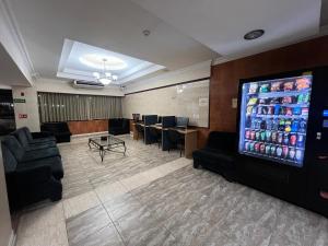 una sala d'attesa con un grande distributore automatico di bevande di Eurohotel a Città di Panama