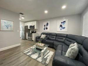 フォート・ローダーデールにあるRachaels Upscale 3 Bedrooms Luxury Homeの黒いソファとテーブルのあるリビングルーム