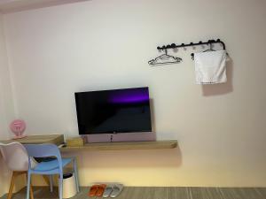 TV i/ili multimedijalni sistem u objektu Penghu Roundabout Guesthouse