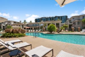 ein Pool mit Stühlen und ein Resort in der Unterkunft 2BR CozySuites at Kierland Commons with pool #01 in Scottsdale