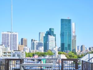 uma vista para o horizonte da cidade com edifícios altos em MIMARU TOKYO AKASAKA em Tóquio