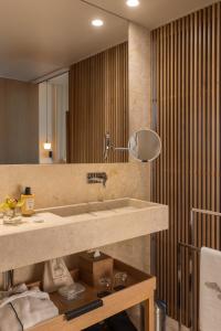 Bilik mandi di Memmo Príncipe Real, a Member of Design Hotels