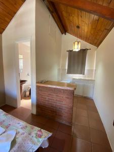 a kitchen with a brick counter in a room at Chalés Del Rincon in Monte Verde