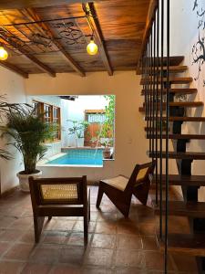 un patio con una escalera y sillas y una piscina en AptoPardo1945 duplex con Jacuzzi, en Mompox