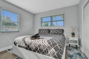 una camera da letto con un letto e due finestre di The Front Wave Luxury Home a Fort Lauderdale