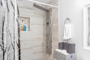 フォート・ローダーデールにあるLuxury Homeのガラスドア付きのシャワー付きのバスルーム