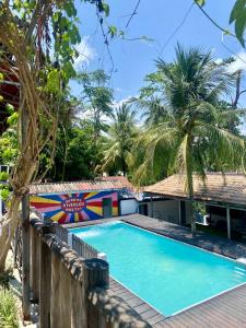 una piscina en el complejo en Sunrise Riverside Pool Hostel, en Luang Prabang