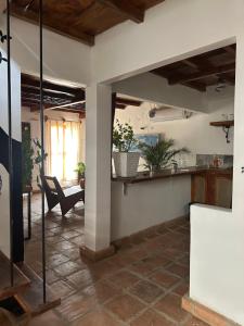 sala de estar con mesa y silla en AptoPardo1945 duplex con Jacuzzi, en Mompox