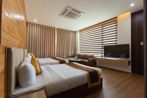 LuckyStar Hotel في بلاي كو: غرفة فندقية بسريرين وتلفزيون بشاشة مسطحة