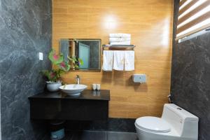 LuckyStar Hotel في بلاي كو: حمام مع مرحاض ومغسلة ومرآة