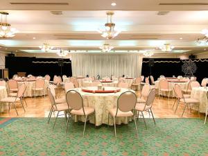 un salón de banquetes con mesas y sillas en una habitación en Hotel Royal Kitami - Vacation STAY 04905v, en Kitami
