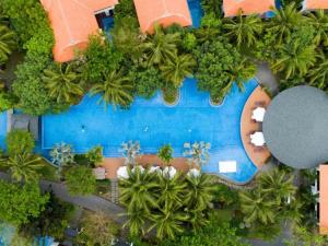 einen Luftblick auf ein Resort mit einem Pool in der Unterkunft Abogo Resort Villa Beach Da Nang in Đà Nẵng