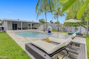 a backyard with a swimming pool and a house at Yehudas Tropical Villa with Heated Infinity Pool in Hollywood