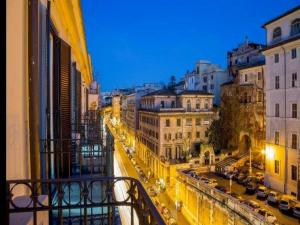 Affittacamere Centro Cavour في روما: اطلاله على شارع بالليل من بلكونه