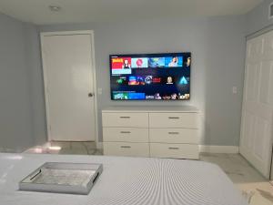 a living room with a flat screen tv at Mazor Luxury Three Bedrooms Vacation Home in Fort Lauderdale