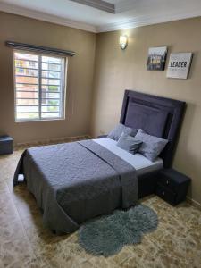 Ένα ή περισσότερα κρεβάτια σε δωμάτιο στο Dvyne Luxury Home