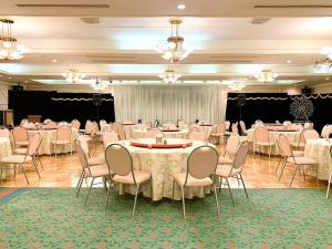 北見市にあるHotel Royal Kitami - Vacation STAY 06513vの部屋の中にテーブルと椅子が置かれた宴会場