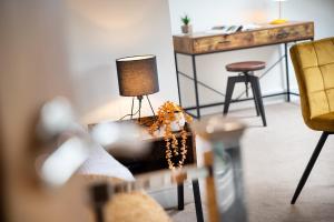 un soggiorno con tavolo, lampada e sedia di Luxury Studio Apartment - Town Centre a Whitehaven